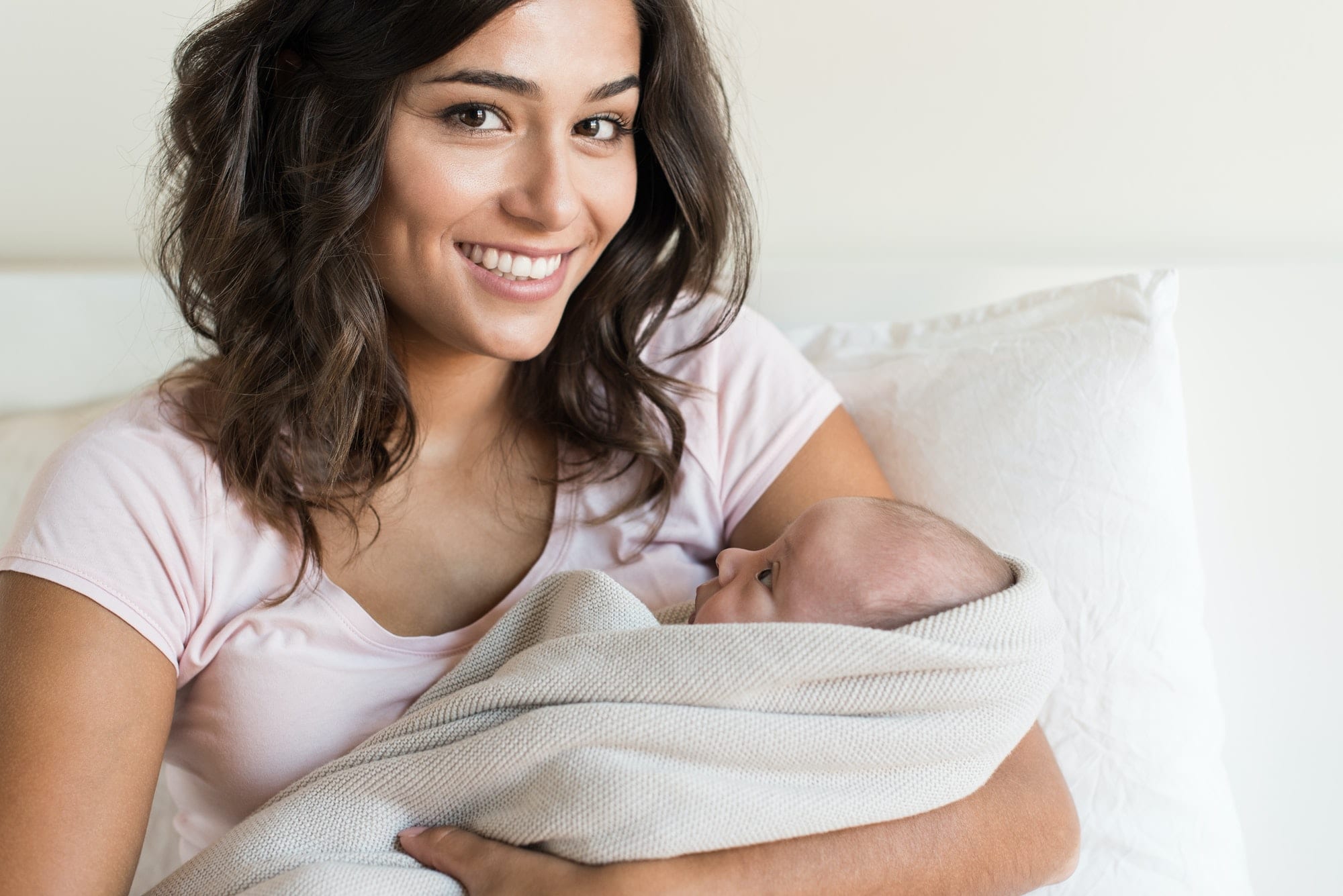 Featured_Image_of_Lifebank_Blog_with_Happy_Mom_Bonding_with_Newborn